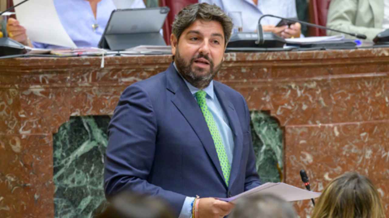 Intervención en la Asamblea Regional de Murcia durante una sesión parlamentaria