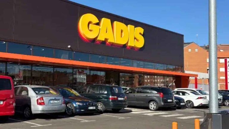 Fachada de un supermercado Gadis con aparcamiento