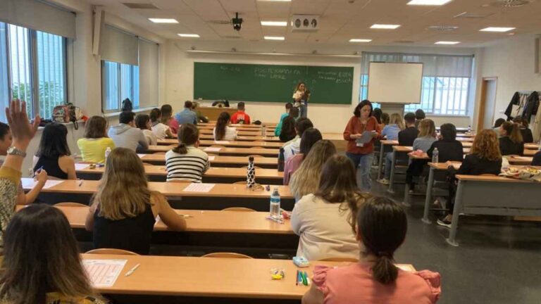 Aspirantes realizan un examen de empleo público en un aula de Castilla-La Mancha