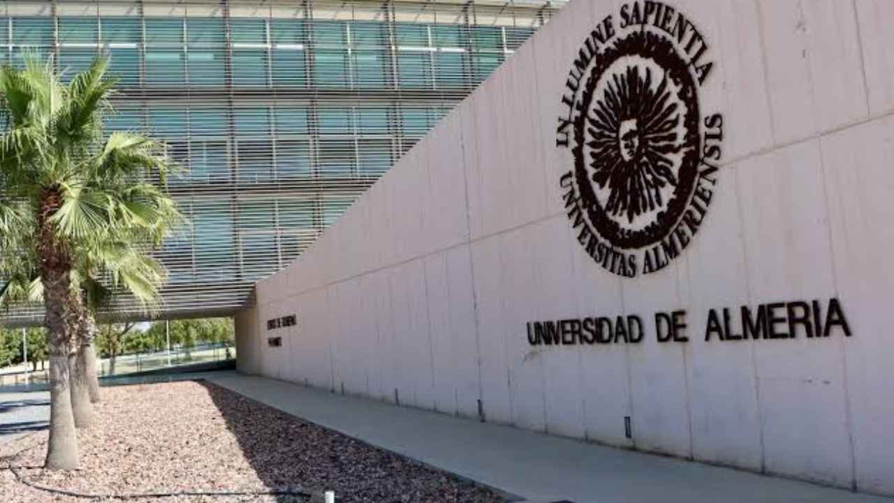 Fachada de la Universidad de Almería con el nombre y el escudo de la institución