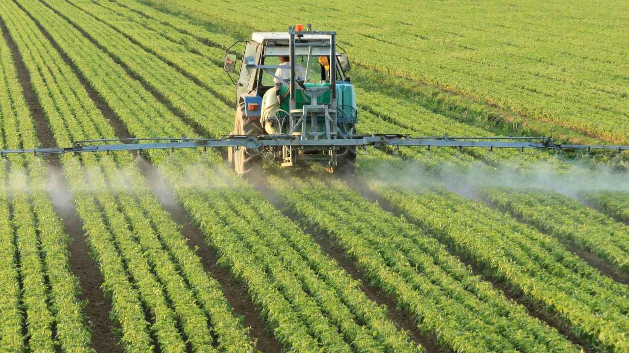 Tractor trabajando en una explotación agrícola
