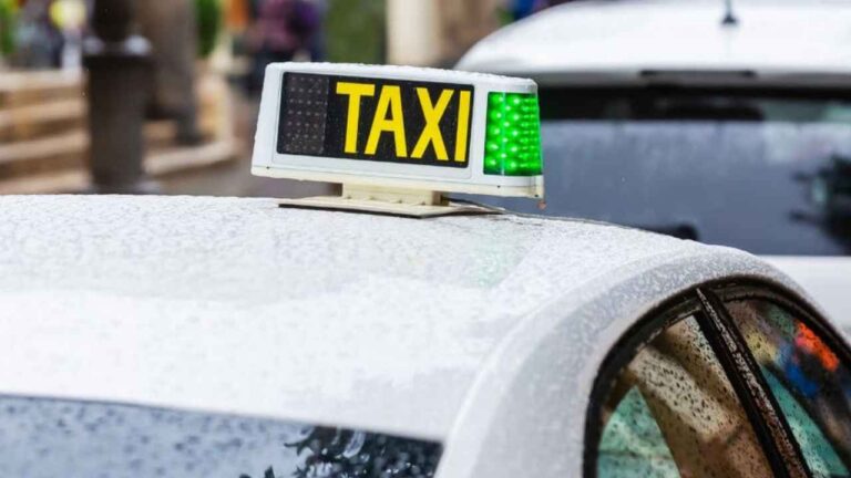 Varios taxis circulando por una calle
