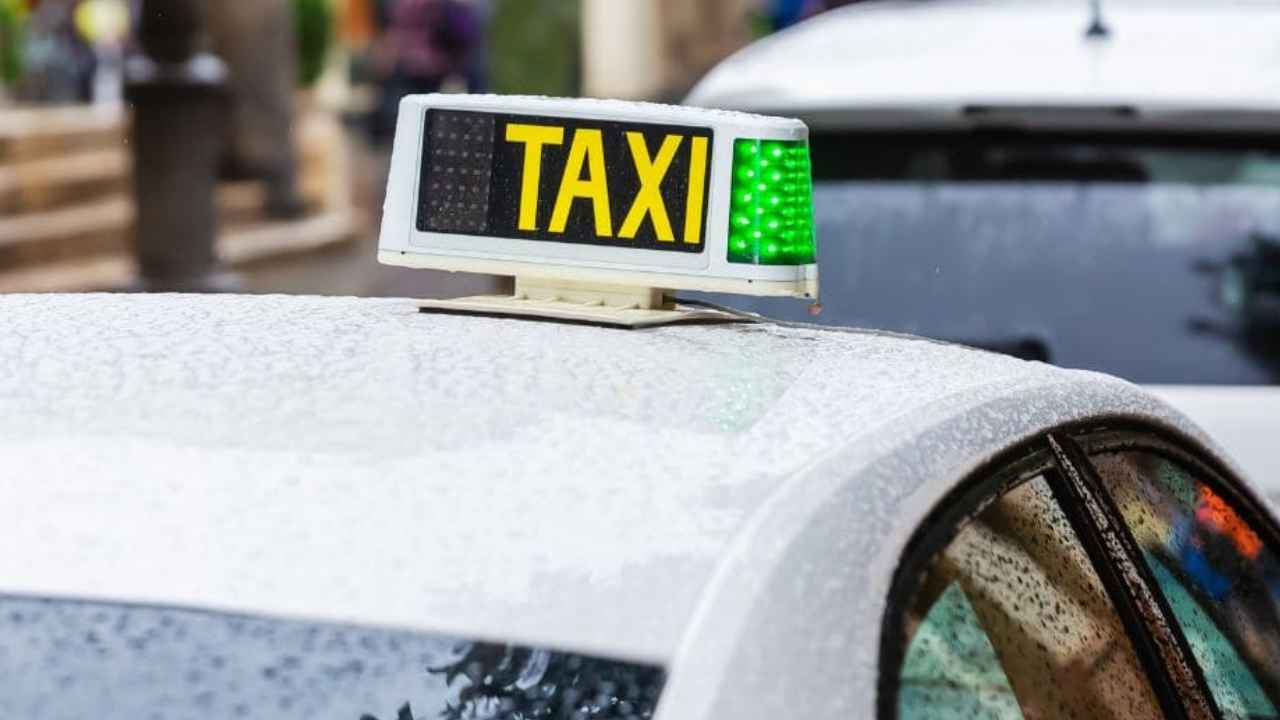 Varios taxis circulando por una calle