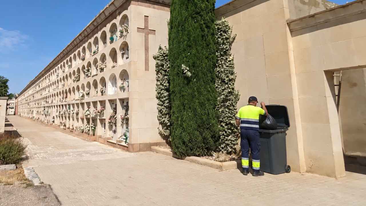 Operario realizando tareas de mantenimiento en un cementerio