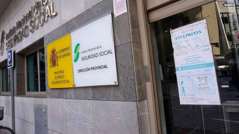 Fachada de una dirección provincial del Instituto Nacional de la Seguridad Social con un cartel de cita previa.