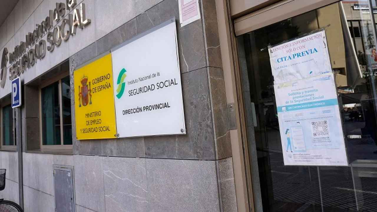 Fachada de una dirección provincial del Instituto Nacional de la Seguridad Social con un cartel de cita previa.