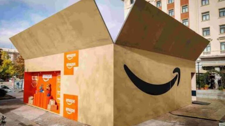 Instalación con forma de caja gigante de Amazon en una plaza urbana