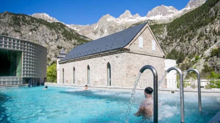 Piscina termal exterior de un balneario de montaña