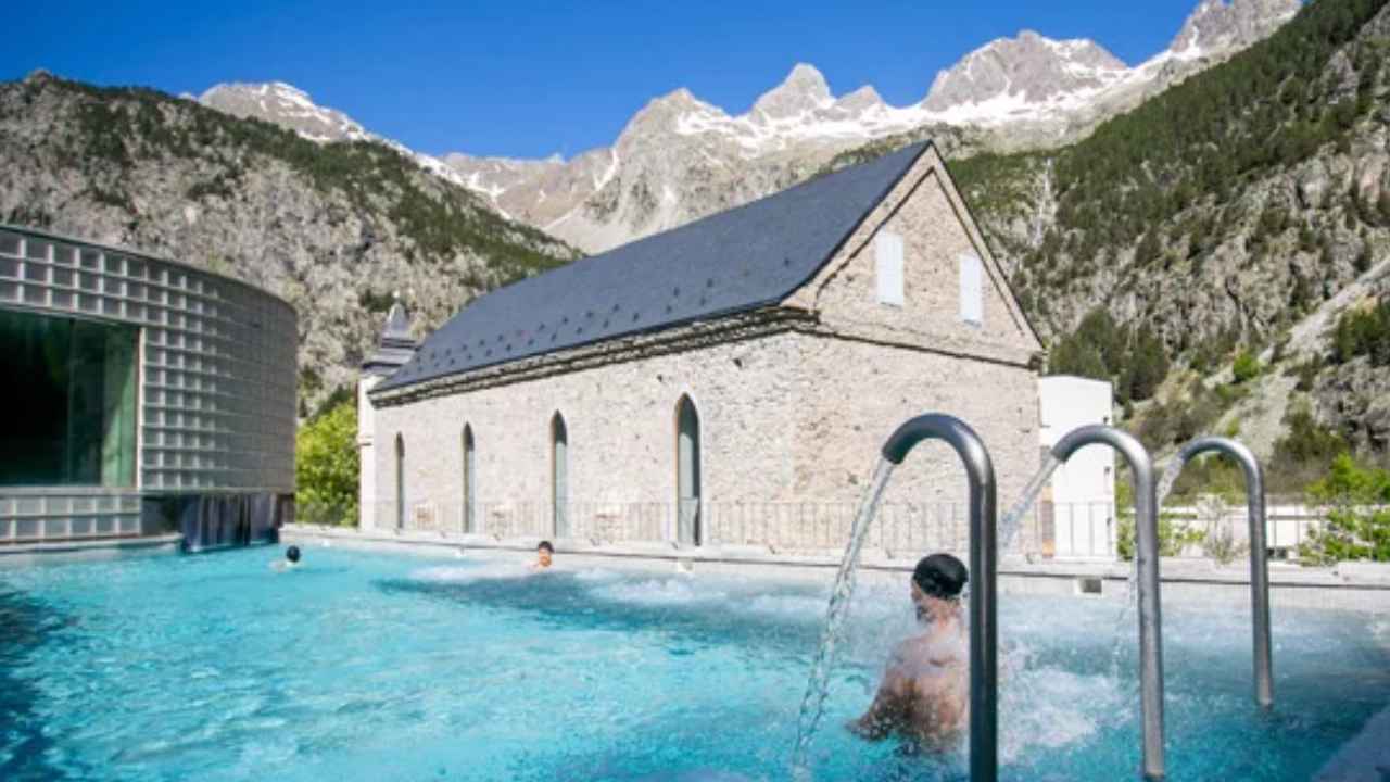 Piscina termal exterior de un balneario de montaña