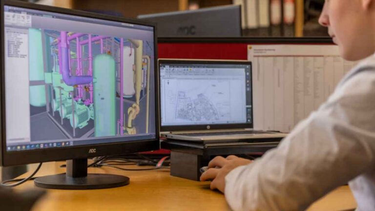 Trabajador utilizando un programa de diseño 3D en un ordenador