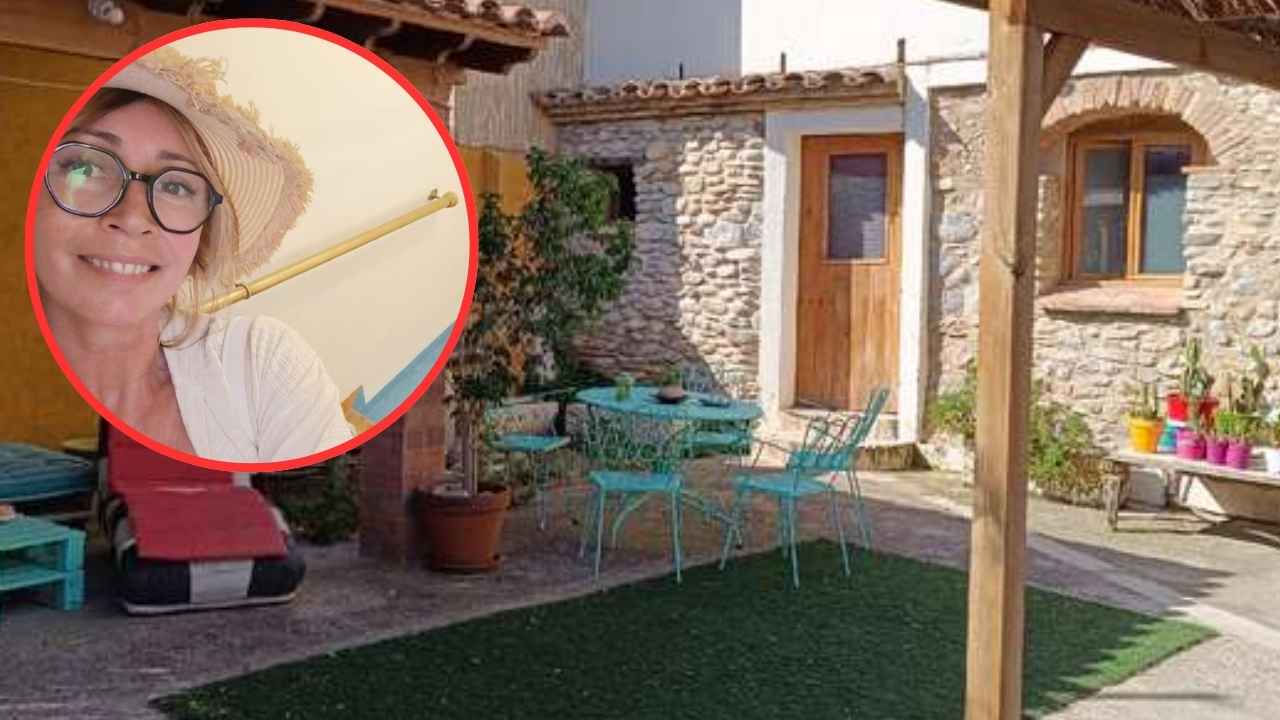 Montaje de una mujer con sombrero y gafas junto al patio de una casa de piedra.