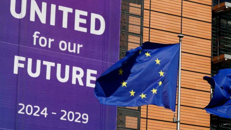 Banderas de la Unión Europea frente a un edificio de la Comisión Europea