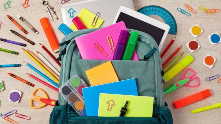 Estuche abierto de madera con lápices de colores.