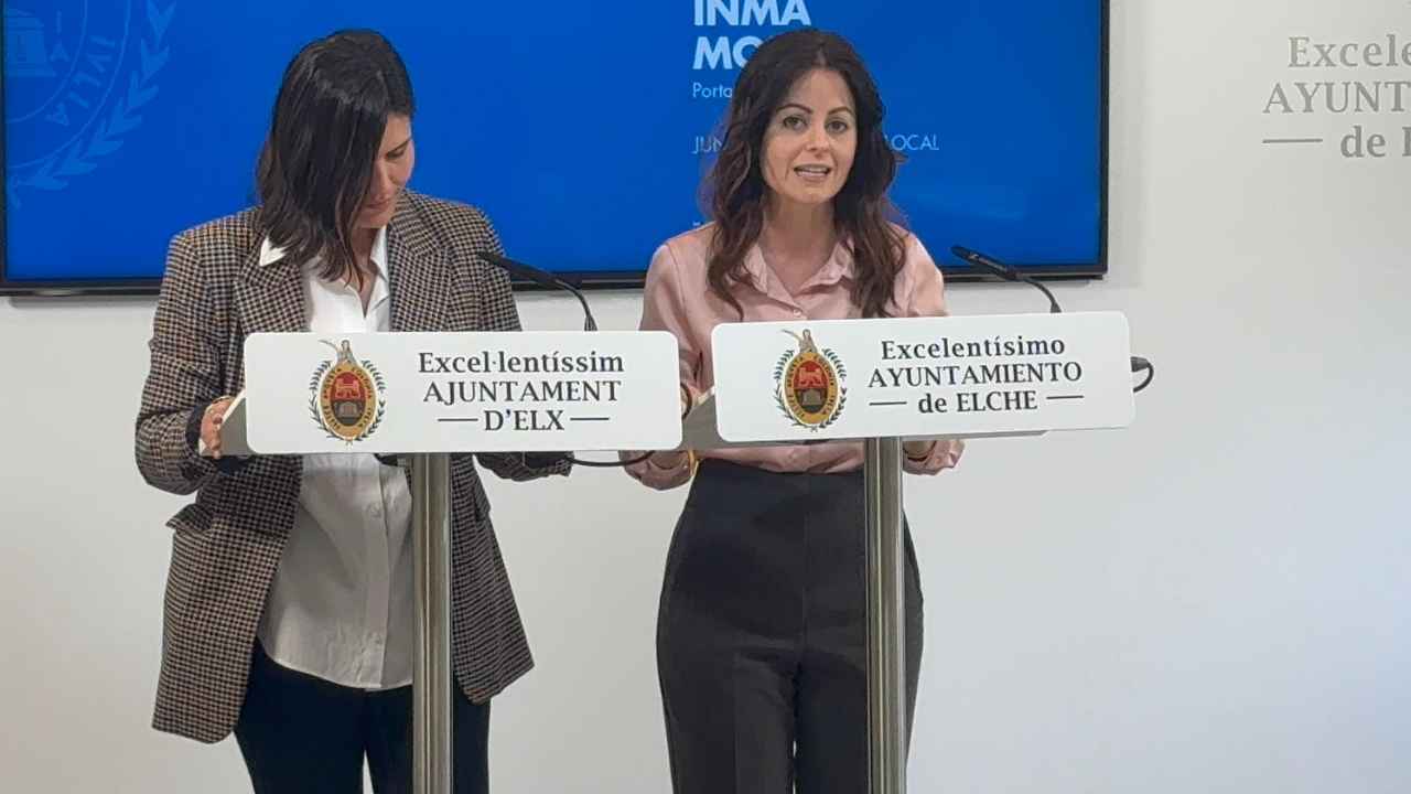 Dos mujeres ante los atriles y micrófonos durante una comparecencia en el Ayuntamiento de Elche.