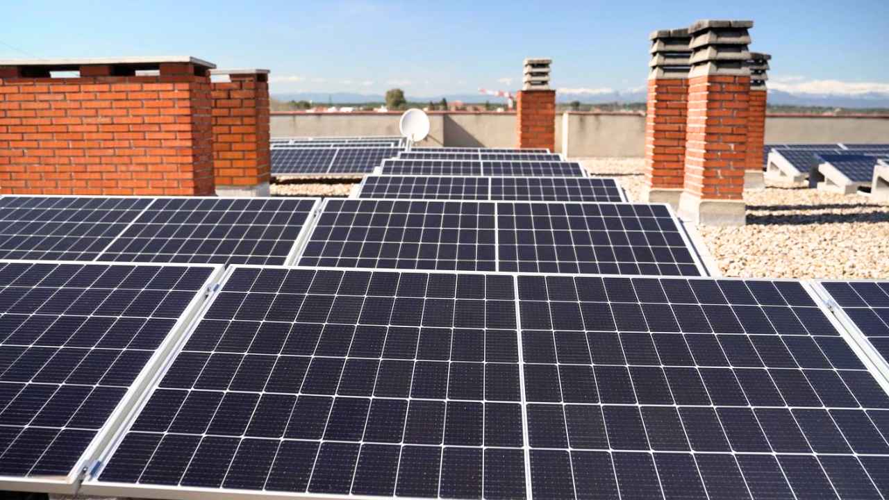 Paneles solares fotovoltaicos instalados en la azotea de un edificio residencial.