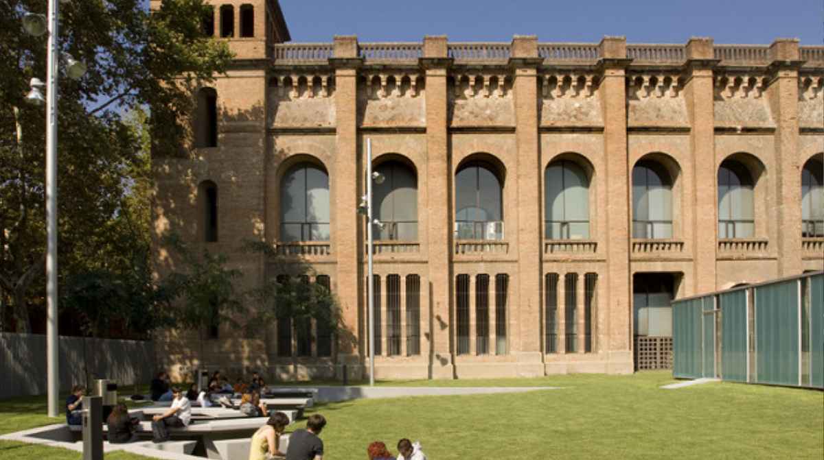 La beca Equitat eleva sus límites de patrimonio y mantiene descuentos de hasta el 80% para estudiar un grado
