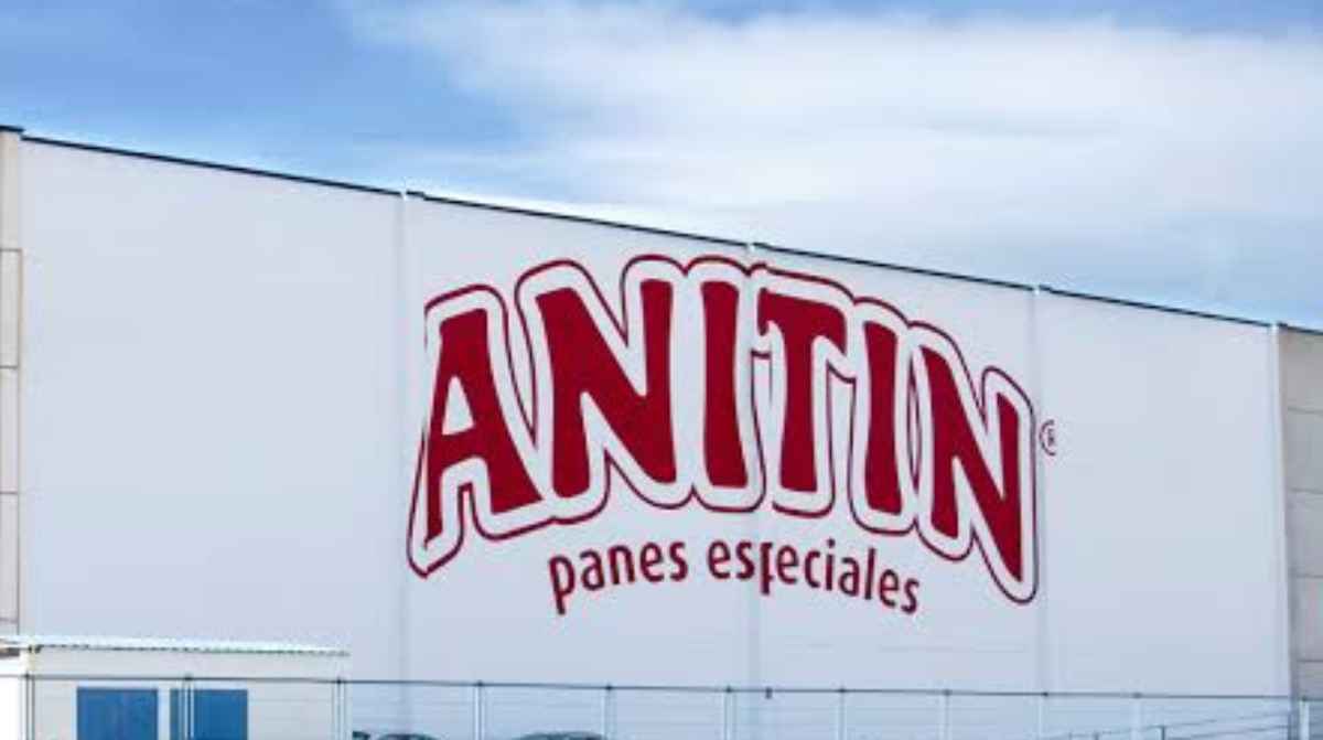 Fachada de una fábrica de Anitín Panes Especiales.