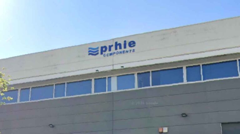 Fachada de una nave industrial con el rótulo de PRHIE Components.