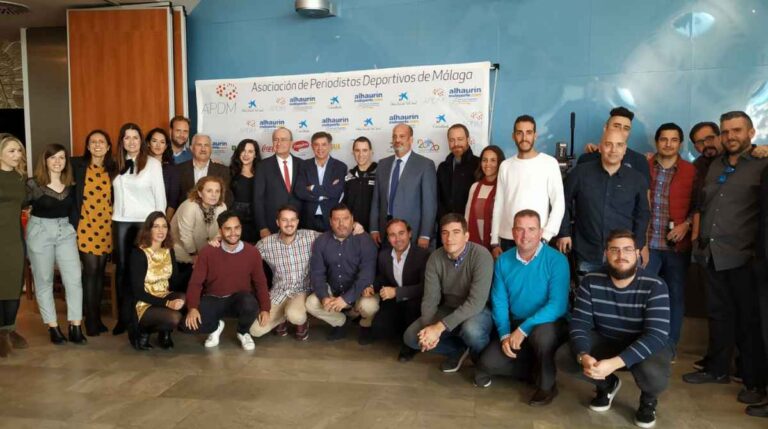 Foto de grupo ante un panel de la Asociación de Periodistas Deportivos de Málaga.