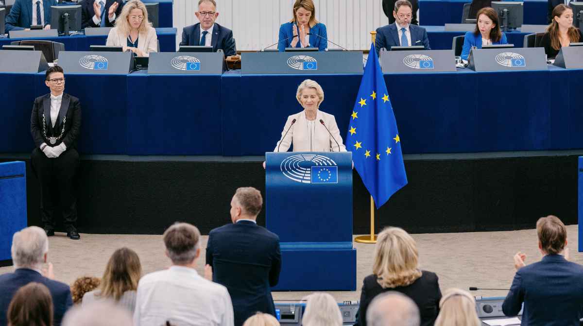 Ursula von der Leyen interviene desde la tribuna del Parlamento Europeo en Estrasburgo.