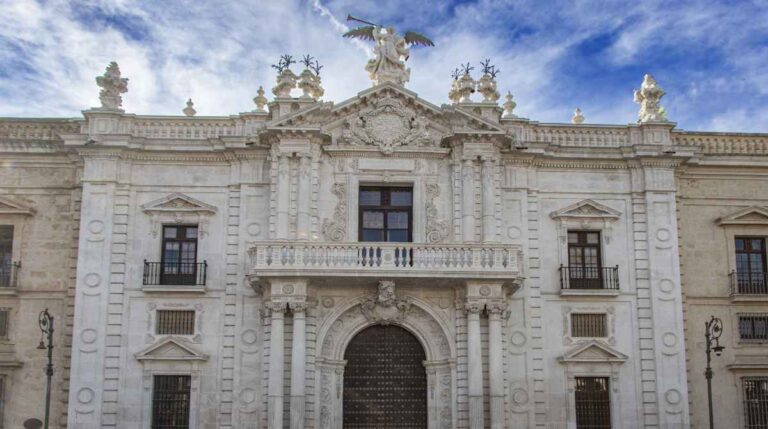 Puerta del Rectorado de la Universidad de Sevilla en la calle San Fernando.