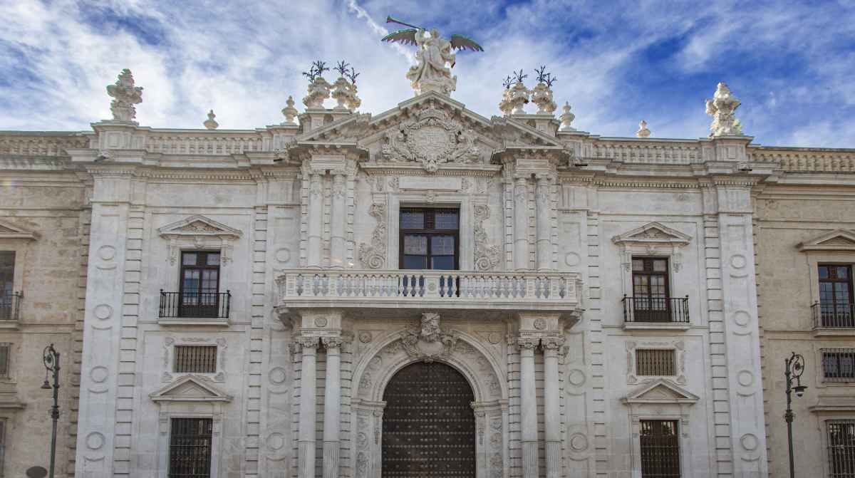 Puerta del Rectorado de la Universidad de Sevilla en la calle San Fernando.