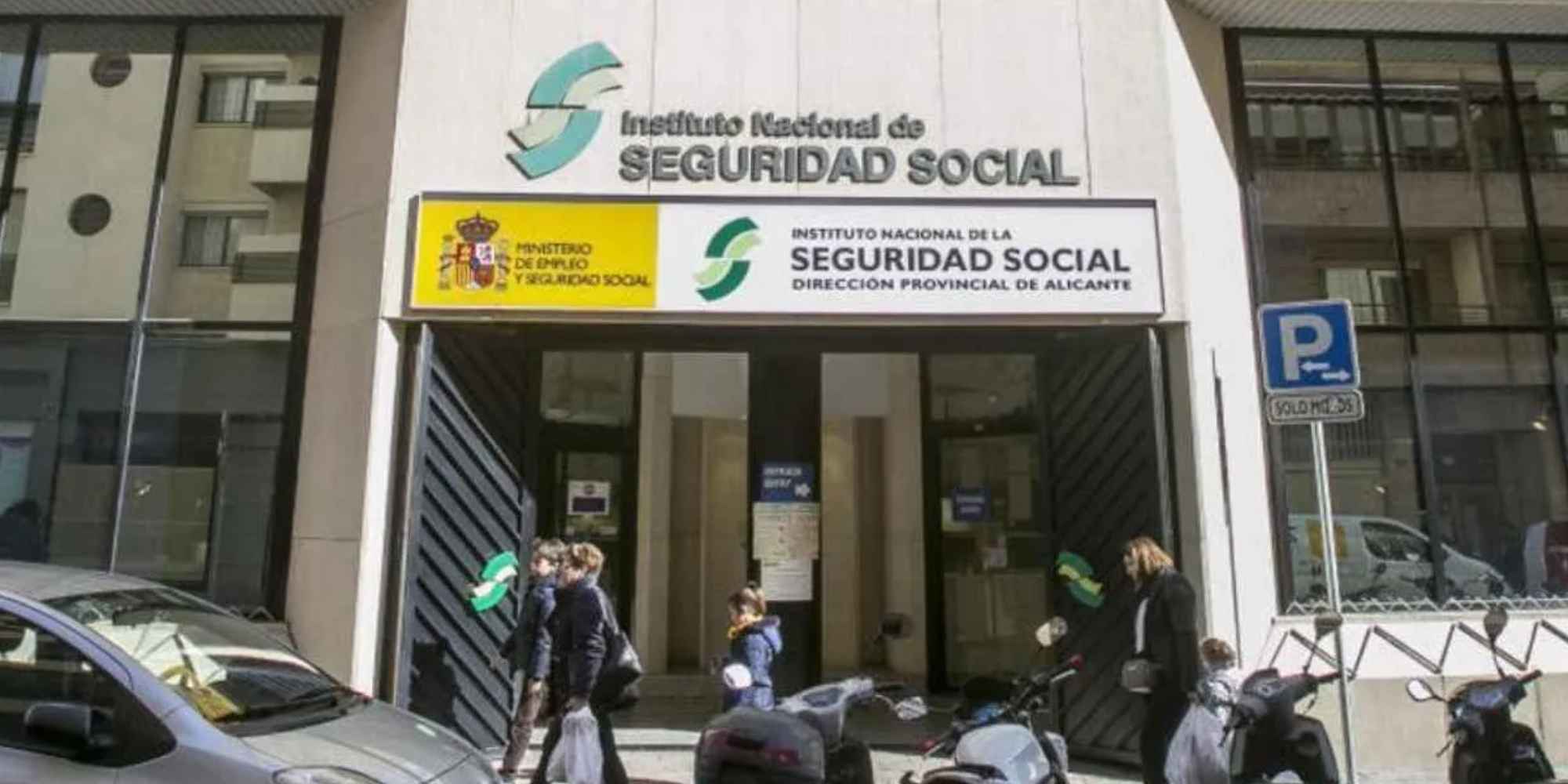 Entrada de la Dirección Provincial del INSS en Alicante.