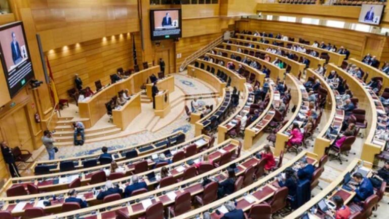 Vista general del hemiciclo del Senado de España durante una sesión parlamentaria con los senadores sentados en sus escaños.