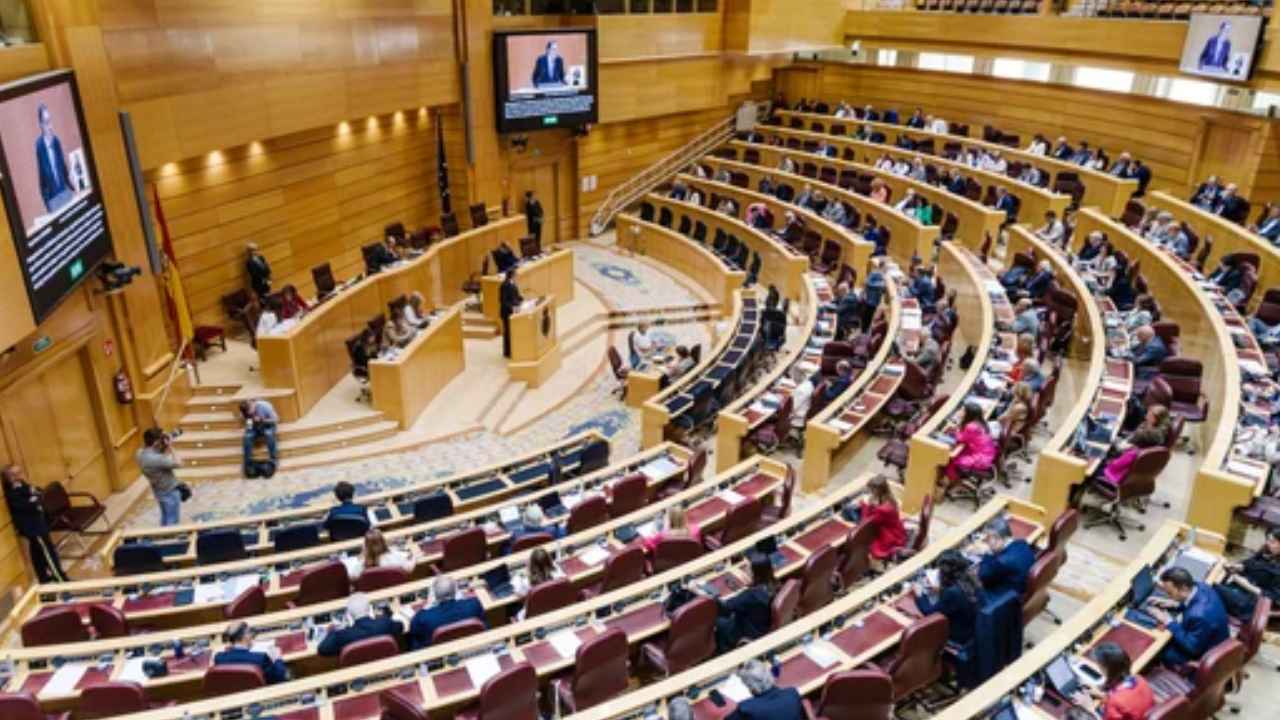 Vista general del hemiciclo del Senado de España durante una sesión parlamentaria con los senadores sentados en sus escaños.