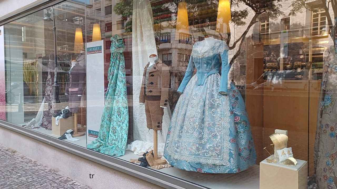 Escaparate de una tienda de Valencia con vestidos y prendas de indumentaria tradicional.