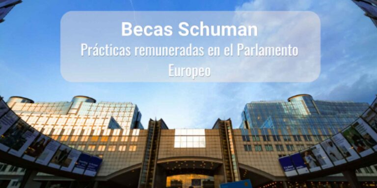 Sede del Parlamento Europeo en Bruselas con un cartel informativo sobre las becas Schuman para realizar prácticas remuneradas.