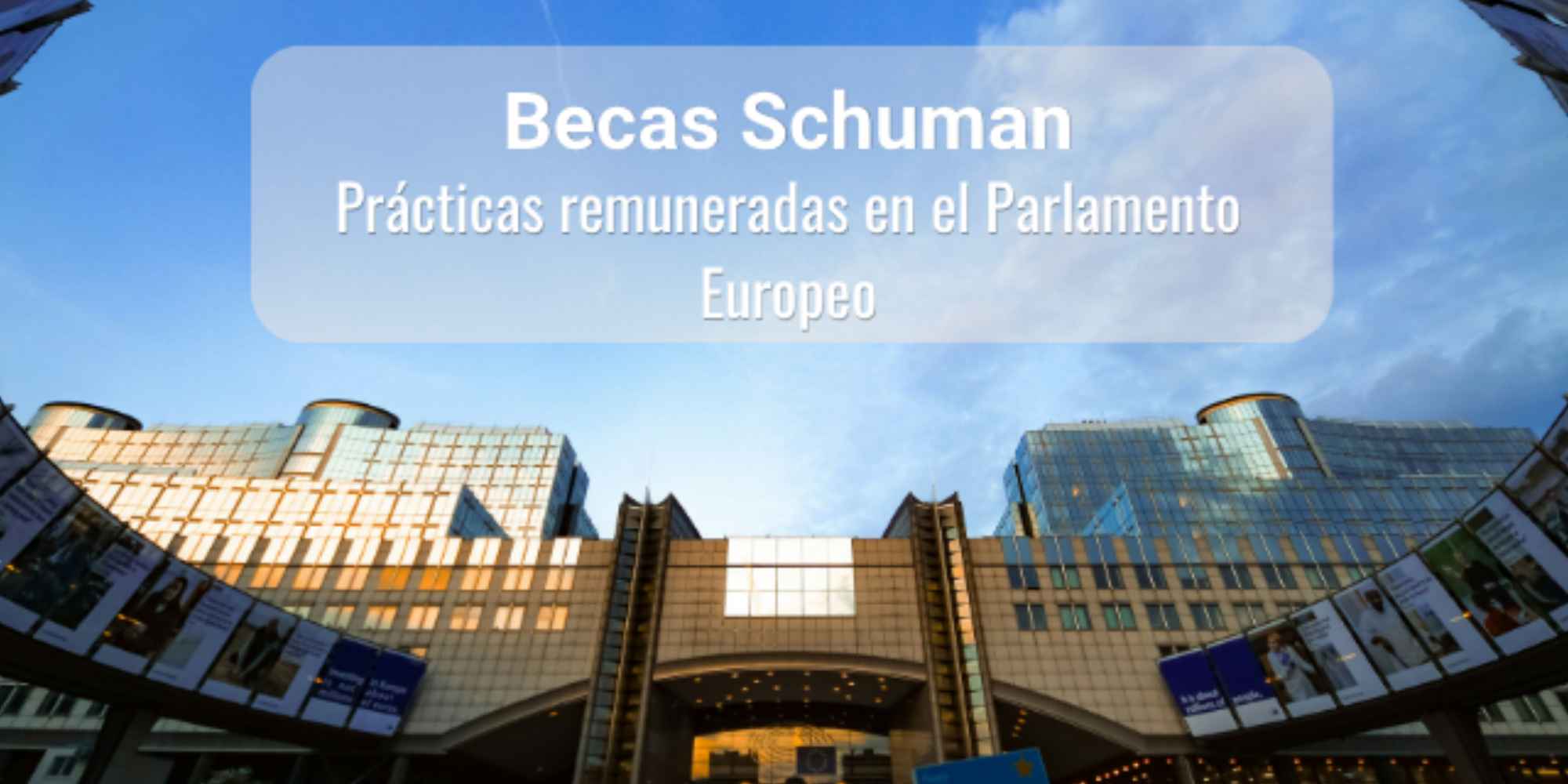 Sede del Parlamento Europeo en Bruselas con un cartel informativo sobre las becas Schuman para realizar prácticas remuneradas.