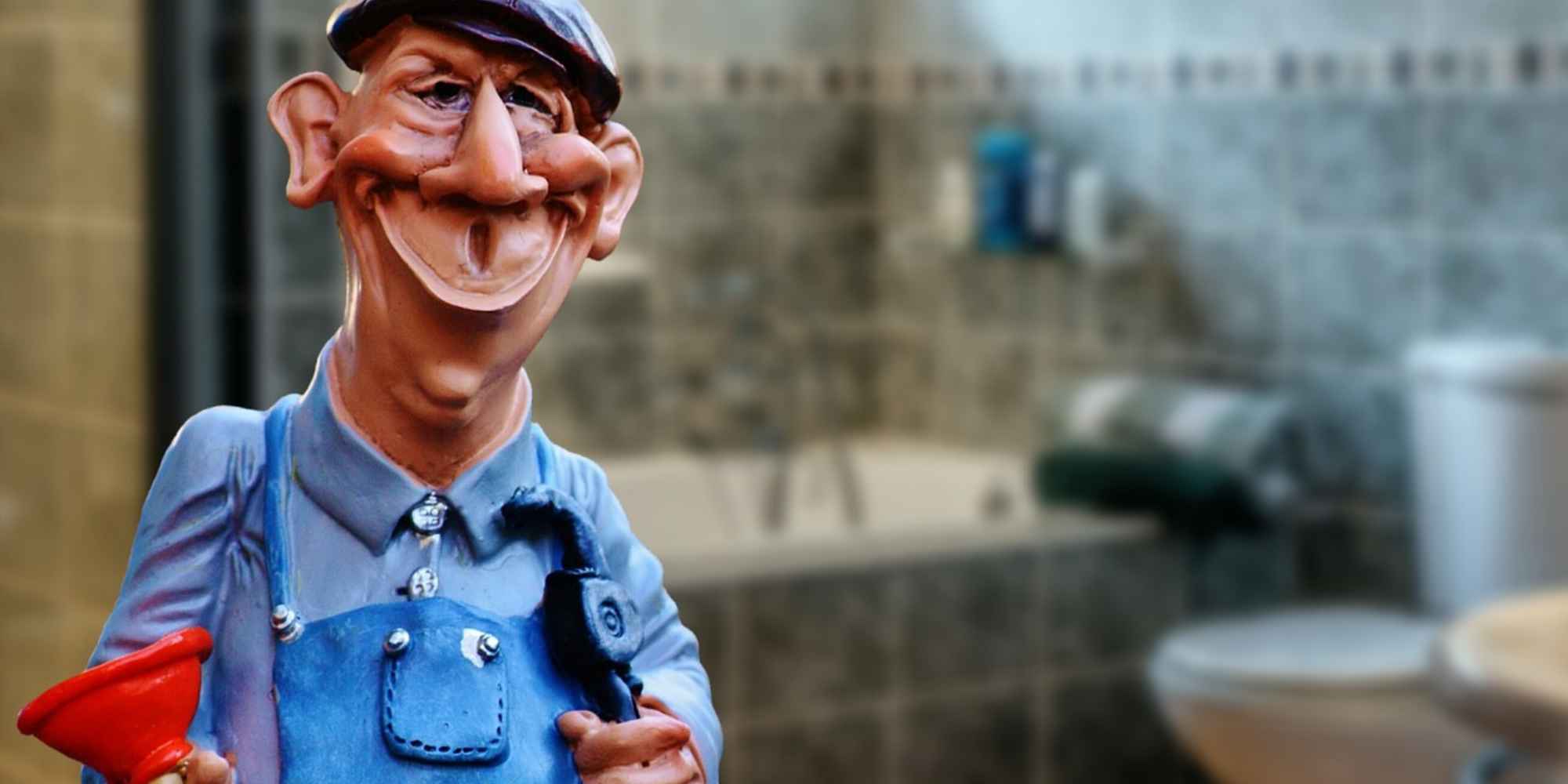 Figura decorativa de un operario de mantenimiento con herramientas y uniforme azul, utilizada para ilustrar ofertas de empleo de conserjes y auxiliares. Copiar