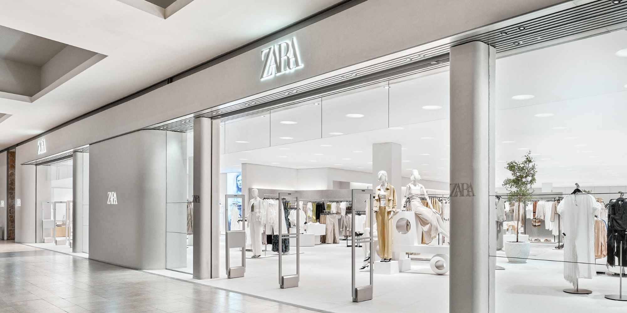 Fachada de una tienda Zara en un centro comercial, con escaparates de ropa y acceso al establecimiento. Copiar