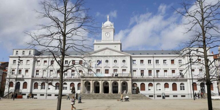 Fachada del Ayuntamiento de Ferrol, que convoca cinco plazas de auxiliar administrativo para aspirantes con título de ESO. Copiar