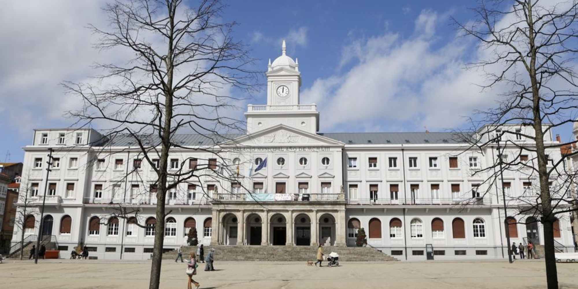 Fachada del Ayuntamiento de Ferrol, que convoca cinco plazas de auxiliar administrativo para aspirantes con título de ESO. Copiar