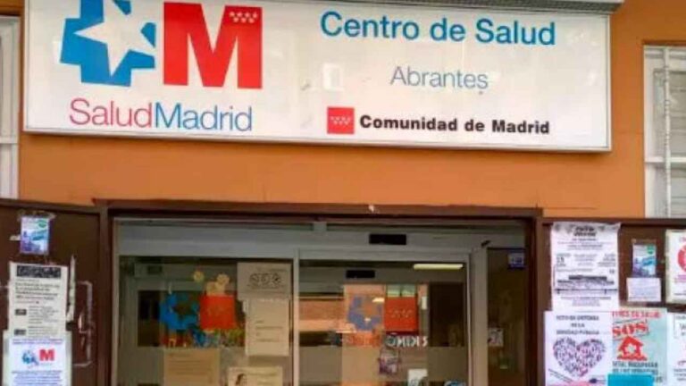 Entrada del Centro de Salud Abrantes de Madrid, perteneciente al Servicio Madrileño de Salud (SERMAS).