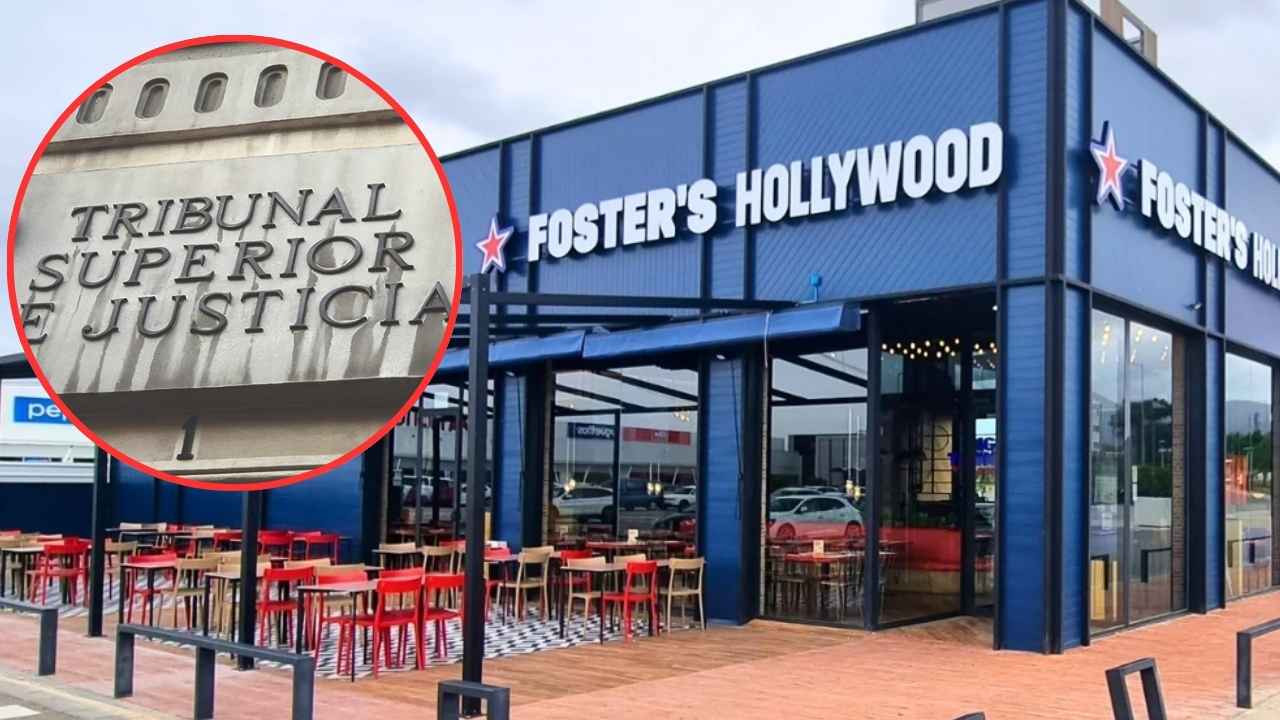 Fachada de un restaurante Foster's Hollywood con su logotipo y terraza exterior.