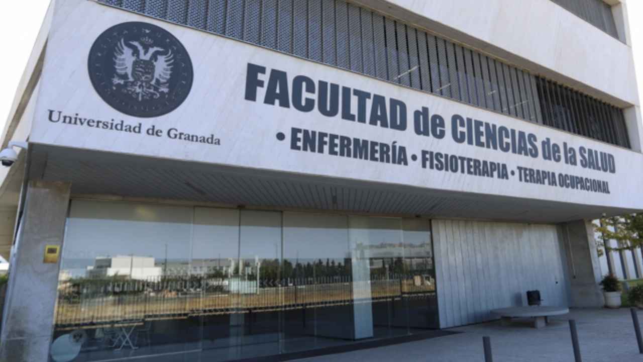 Fachada de la Facultad de Ciencias de la Salud de la Universidad de Granada, que convoca 13 plazas de auxiliares de bibliotecas.