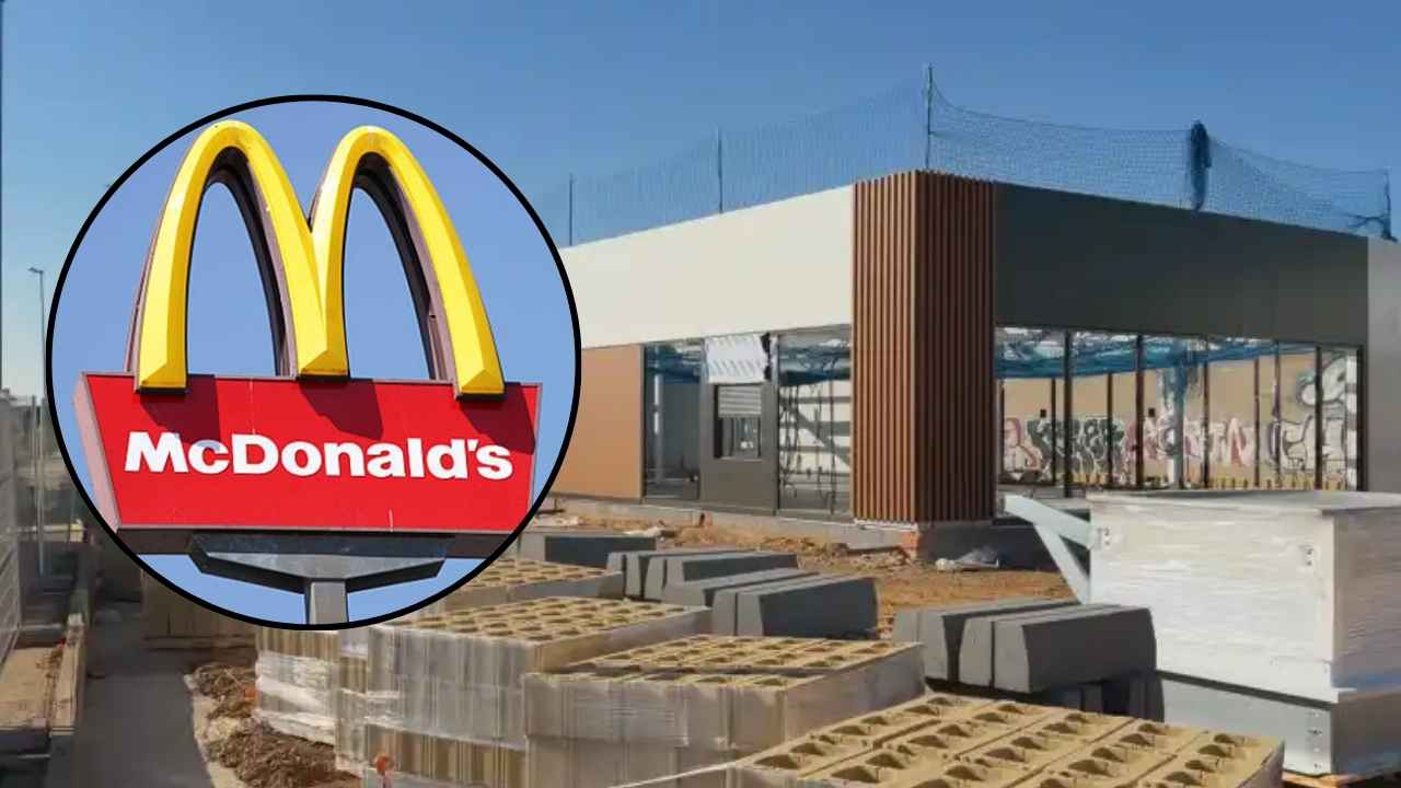 Obras de construcción de un nuevo establecimiento comercial, con materiales y maquinaria junto al edificio.
