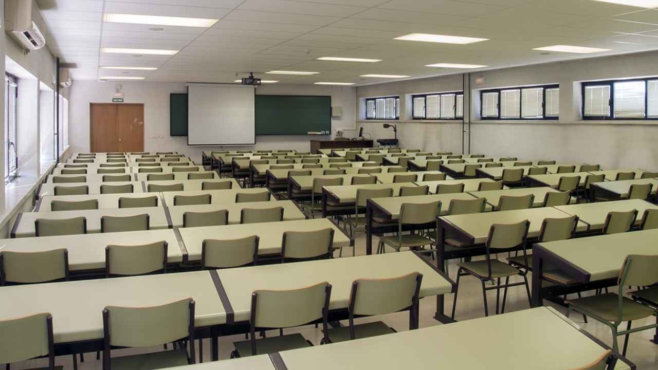 Aula preparada para una prueba de oposición.