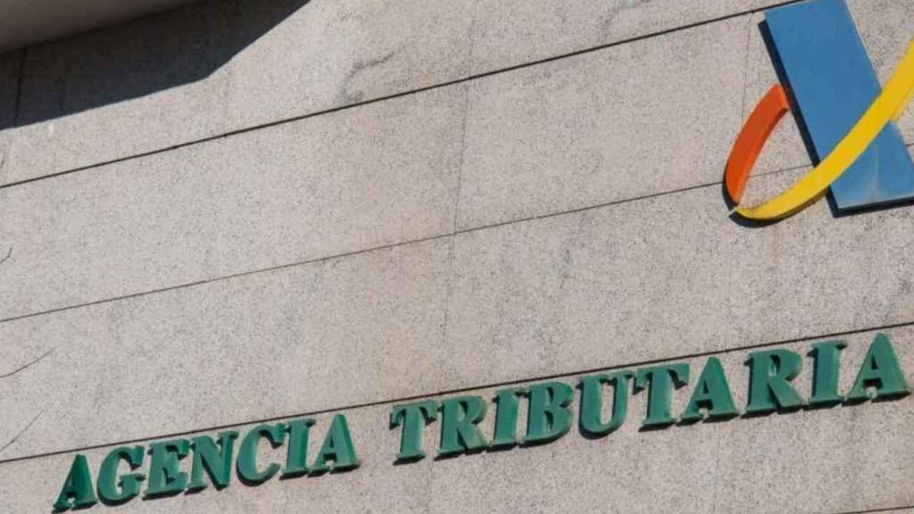 Rótulo de la Agencia Tributaria en la fachada de un edificio.
