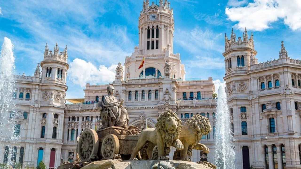 Fuente de Cibeles frente al Palacio de Cibeles, sede del Ayuntamiento de Madrid.