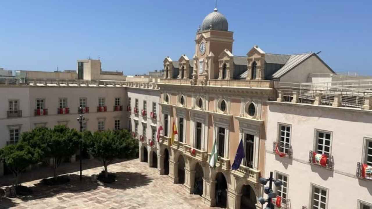 Fachada principal del Ayuntamiento de Almería.