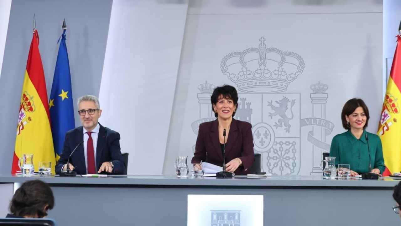 Arcadi España, Elma Saiz y Sira Rego comparecen ante los periodistas en la sala de prensa de La Moncloa.
