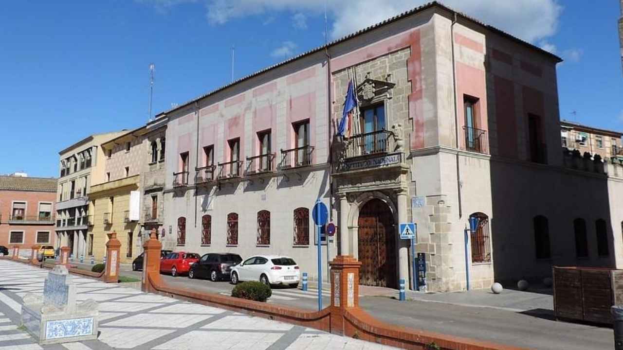 Fachada del Ayuntamiento de Talavera de la Reina junto a la plaza del Pan.