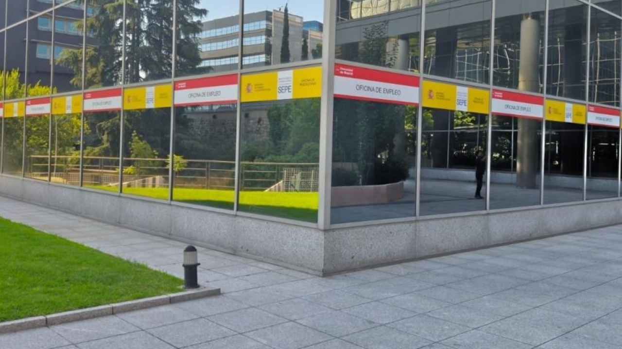 Fachada acristalada de la oficina de empleo del barrio de la Concepción, en Madrid.