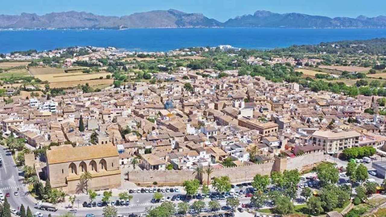 Alcúdia (Baleares) convoca siete plazas de auxiliar con ESO y con acceso a bolsa aprobando el primer examen