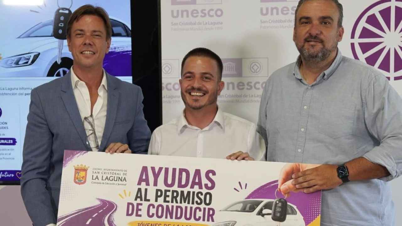 Presentación de las ayudas de hasta 500 euros para obtener el carné de conducir destinadas a jóvenes de La Laguna, Tenerife.