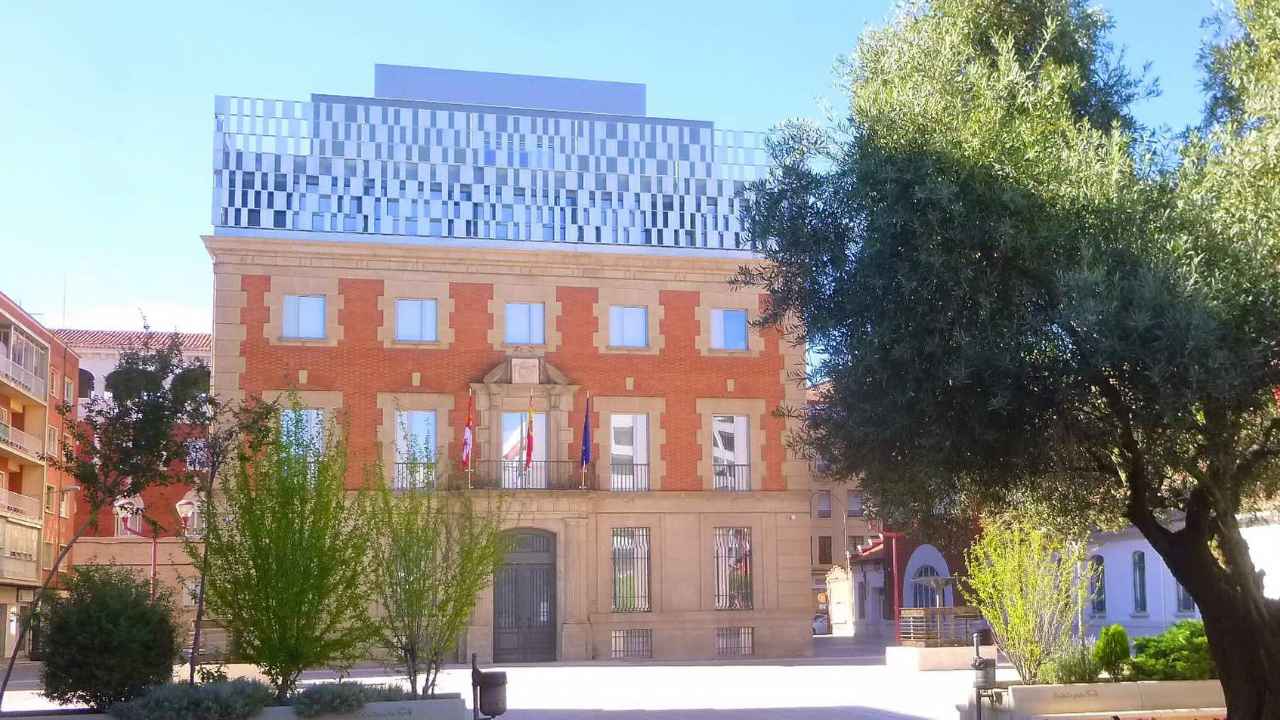 Edificio institucional en Palencia, ciudad donde dos trabajadores de baja médica lograron indemnizaciones por retrasos en sus nóminas.